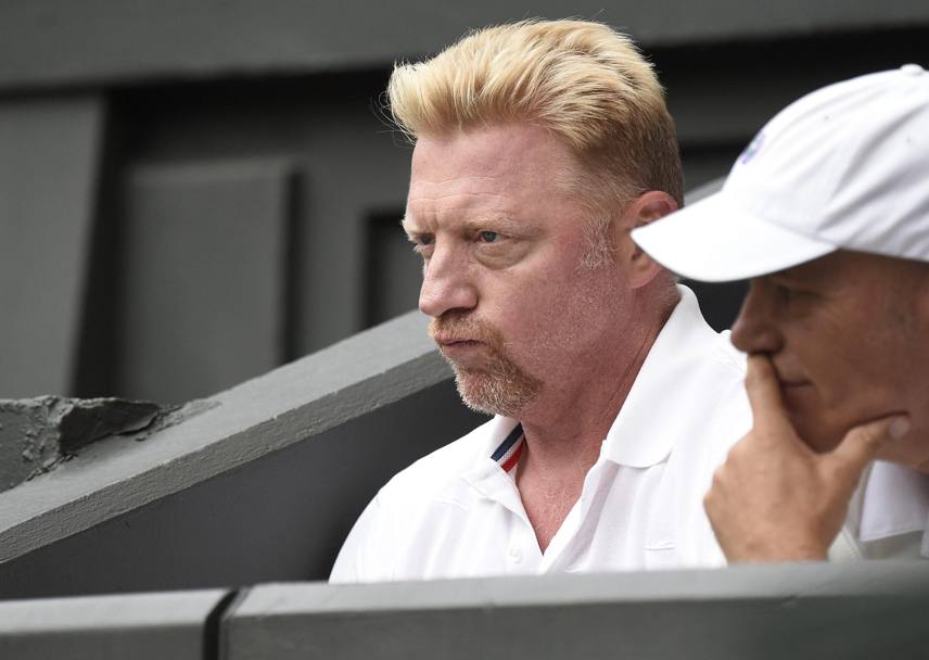 Boris Becker, coach di Novak Djokovic, assiste concentrato l&#39;evolversi della gara (Epa)